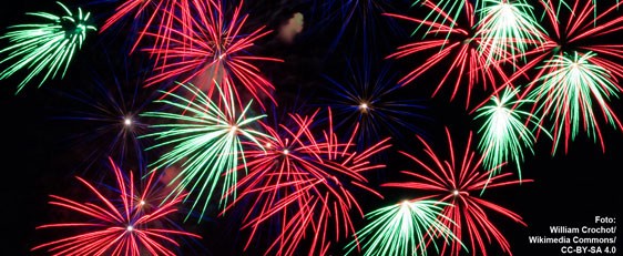 Feuerwerk_562x231_WilliamCrochot_WikimediaCommons_CC-BY-SA-4-0